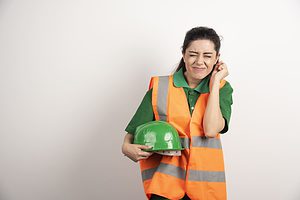 usar cascos anti ruido en el trabajo
